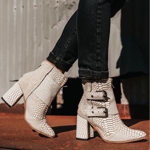 FreeBird by Steve Madden White Snake Joey Boots